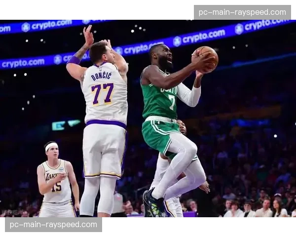 凯尔特人111-89大胜湖人22分，布朗32+8+7统治攻防两端