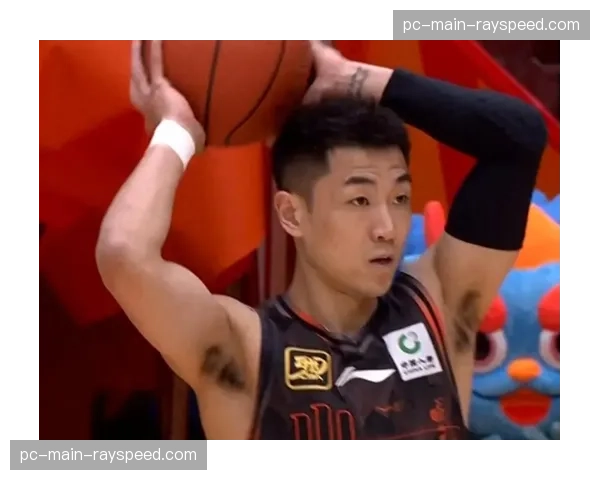 特写：高诗岩抢断后快攻扣篮，点燃山东高速体育馆