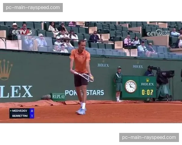 梅德维德夫低头走出球场，49分钟吞双蛋创职业生涯最惨失利