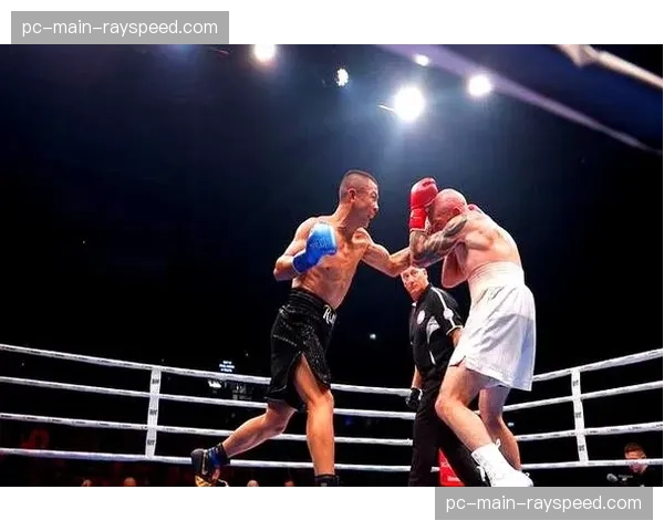 特写：教练在角落对血流满面的拳手大喊“你能做到！”